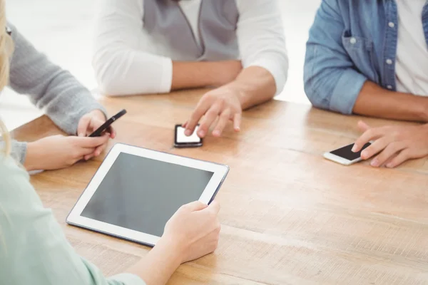 Sección media de personas que utilizan teléfonos inteligentes y tabletas digitales — Foto de Stock