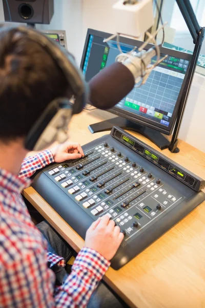 Host de rádio usando misturador de som na mesa — Fotografia de Stock