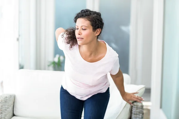 Mulher se levantando do sofá — Fotografia de Stock