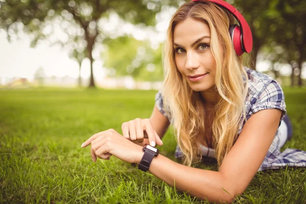 Porträtt av leende kvinna lyssna på musik — Stockfoto