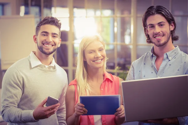 Mensen uit het bedrijfsleven vertrouwen werken met behulp van technologieën — Stockfoto