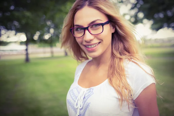 Vackra leende kvinna bär glasögon i park — Stockfoto