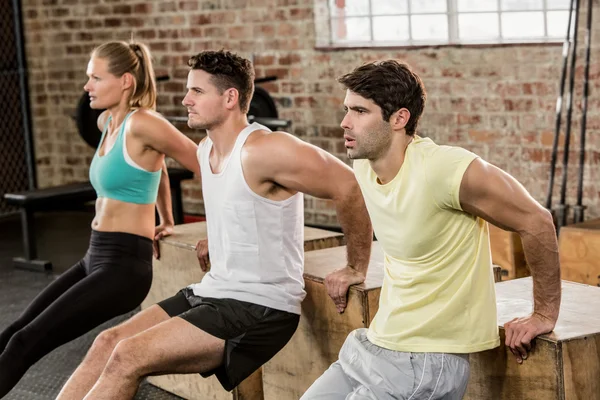 Människor hålla plyo box och utöva — Stockfoto