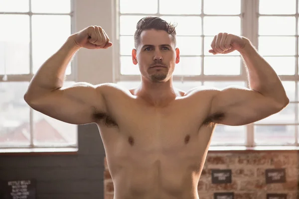 Homem muscular mostrando bíceps — Fotografia de Stock