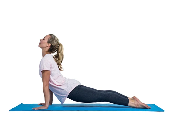 Vista lateral da mulher apta a se exercitar no tapete — Fotografia de Stock