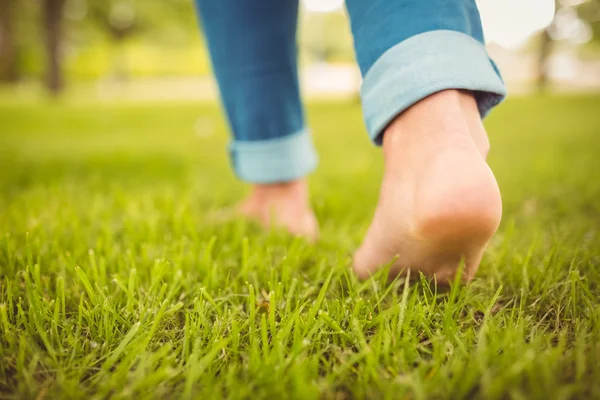 Mały przekrój kobiety chodzenia na trawie — Zdjęcie stockowe