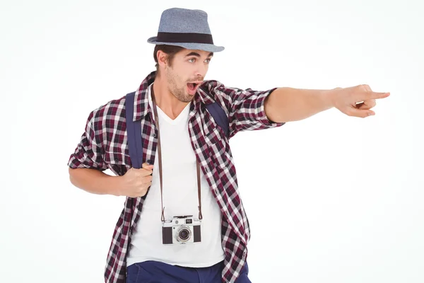 Homem surpreso com mochila apontando — Fotografia de Stock