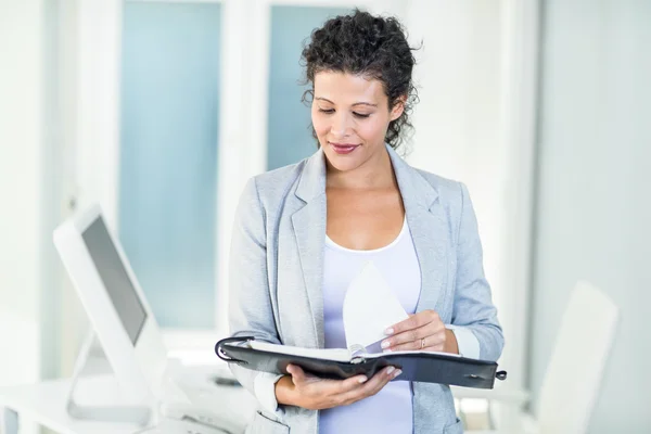 Belle femme d'affaires détenant le document — Photo