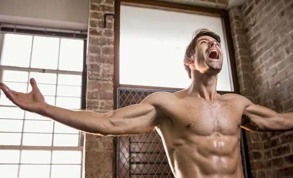 Homme musclé avec les bras tendus — Photo