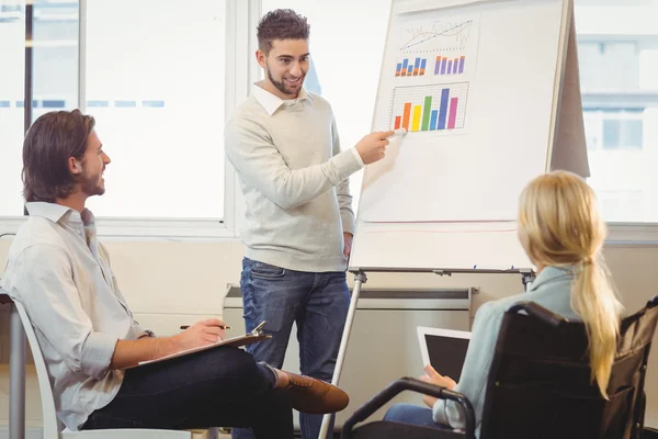 Selbstbewusster Geschäftsmann hält Vortrag — Stockfoto