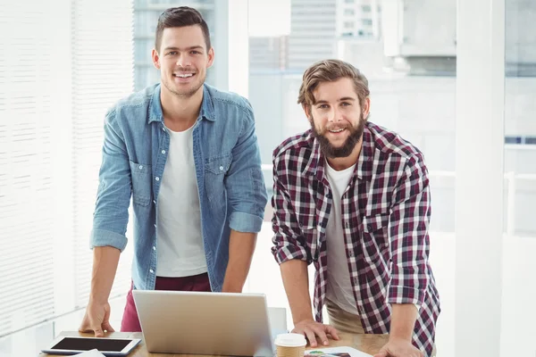 Retrato de hombres de negocios sonrientes — Foto de Stock