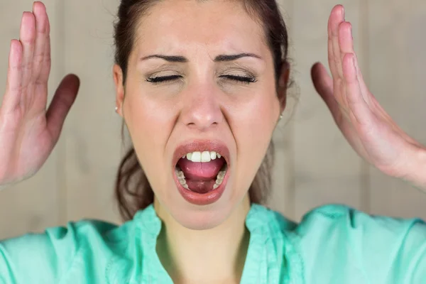 Close-up van schreeuwende vrouw gebaren met ogen gesloten — Stockfoto