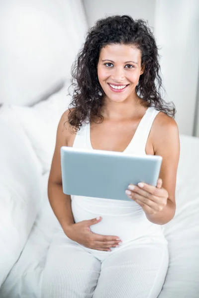 Retrato de mujer embarazada atractiva usando tableta digital —  Fotos de Stock