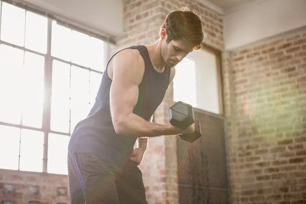 Homem de sportswear haltere de elevação — Fotografia de Stock