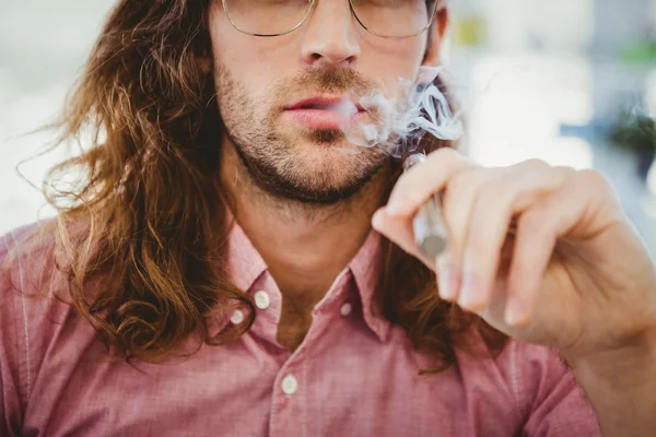 Hipster fumar cigarro eletrônico — Fotografia de Stock