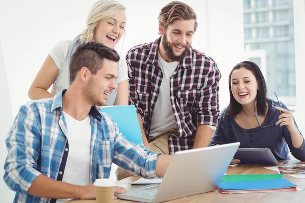 Pessoas de negócios felizes trabalhando no laptop — Fotografia de Stock