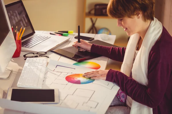 Diseñador gráfico trabajando en el escritorio —  Fotos de Stock