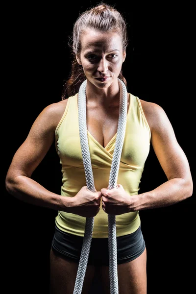 Retrato de mujer sana sosteniendo la cuerda alrededor del cuello —  Fotos de Stock
