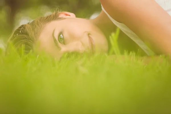 Zijaanzicht van prachtige lachende vrouw liggen op gras Rechtenvrije Stockfoto's