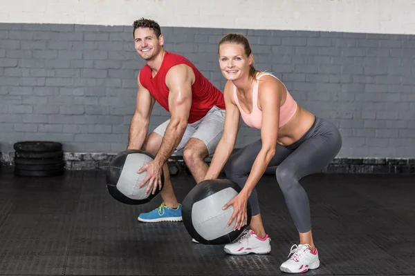 Casal muscular fazendo exercício de bola — Fotografia de Stock