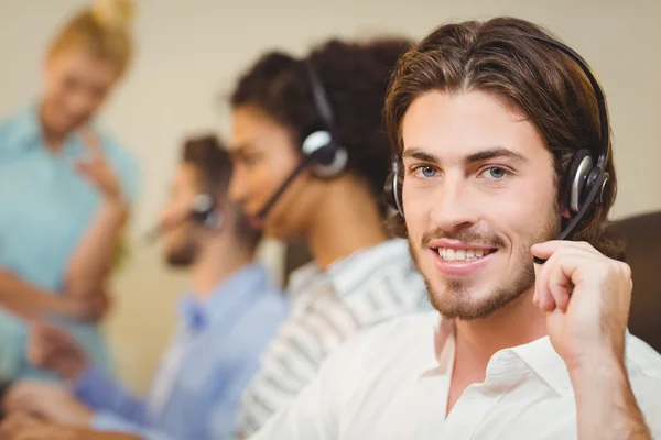Male employee working in call center — Stock Photo, Image