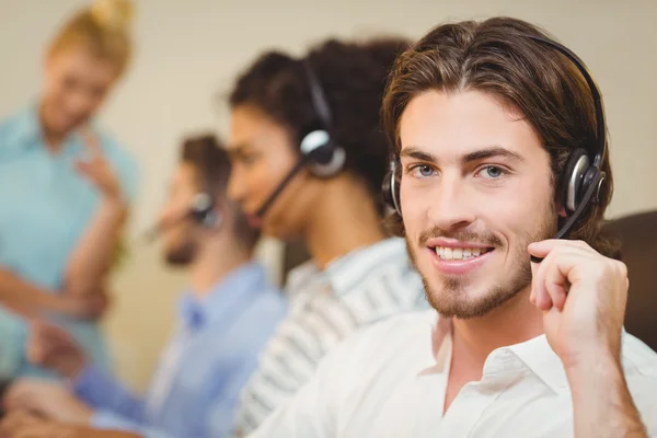 Empleado masculino trabajando en call center — Foto de Stock