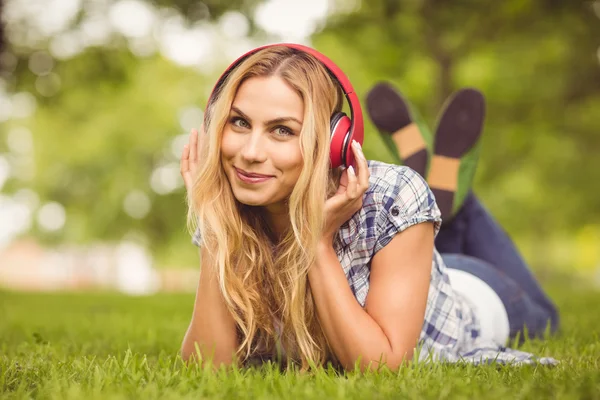 Volledige lengte portret van vrolijke vrouw luisteren naar muziek — Stockfoto