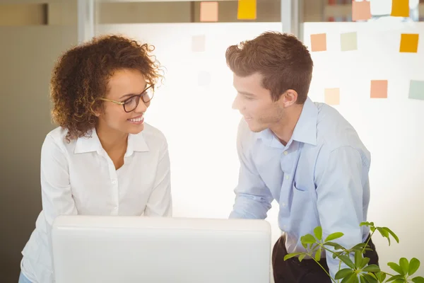 Geschäftsleute stehen im Büro am Tisch — Stockfoto