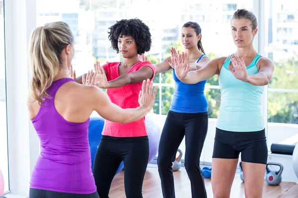 Entrenador instruyendo a las mujeres — Foto de Stock