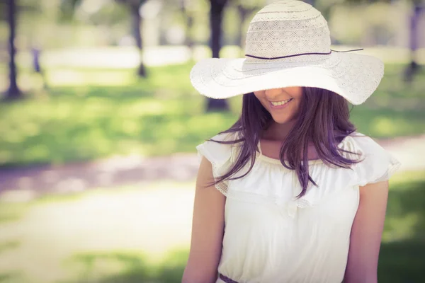 Sorrindo jovem mulher em chapéu de sol — Fotografia de Stock