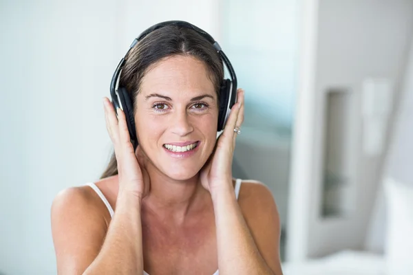 Retrato de mulher feliz com fones de ouvido — Fotografia de Stock