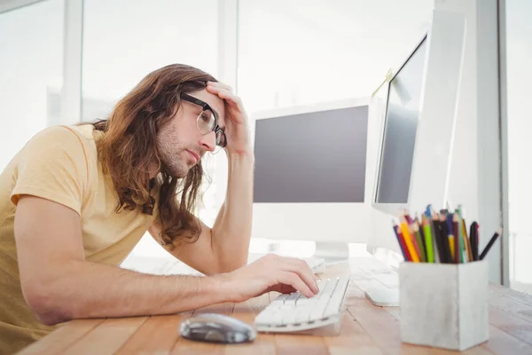 Frustrierter Hipster arbeitet am Computer — Stockfoto