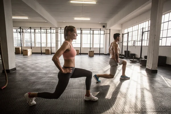 Dopasowanie dwóch ludzi robi fitness — Zdjęcie stockowe