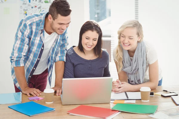 Colleghi felici che lavorano su computer portatile — Foto Stock