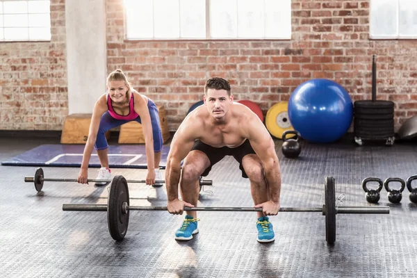 Dos personas en forma haciendo ejercicio —  Fotos de Stock