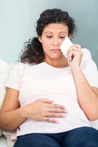 Donna infelice con tessuto che piange — Foto Stock