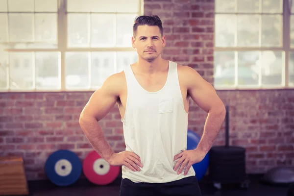 Musclé homme sérieux face à la caméra — Photo