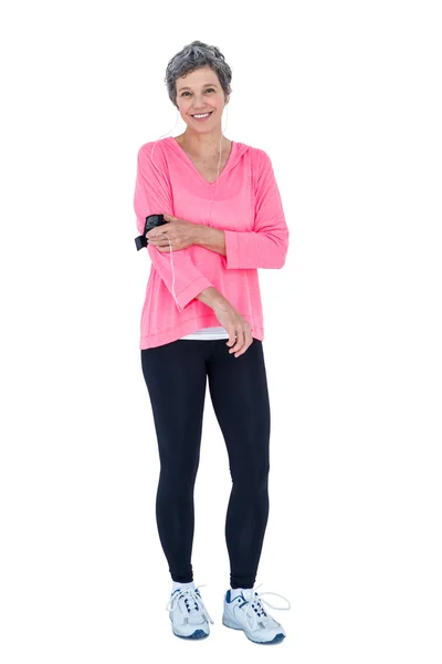 Retrato de mujer en forma feliz con brazalete — Foto de Stock