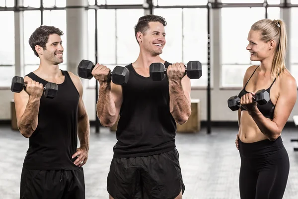 Fitte Menschen machen gemeinsam Gewichtheben — Stockfoto