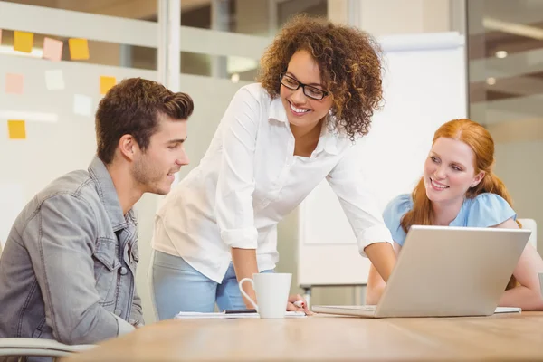 Colegas mirando a hombre de negocios — Foto de Stock