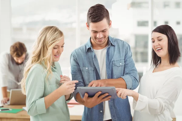 Profissionais de negócios felizes usando tablet digital — Fotografia de Stock