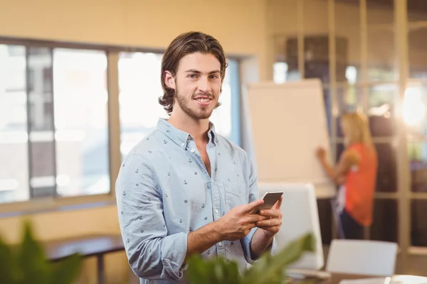 Säker affärsman textning på telefon — Stockfoto