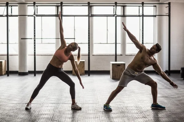 Dopasowanie dwóch ludzi robi fitness — Zdjęcie stockowe