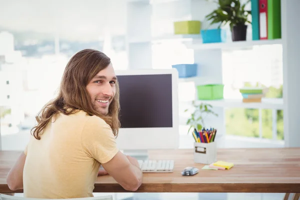 Retrato de hipster feliz trabalhando em mesa de computador — Fotografia de Stock