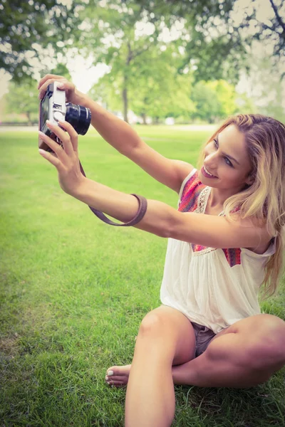 Happy woman taking self portrait with camera — Stock Photo, Image