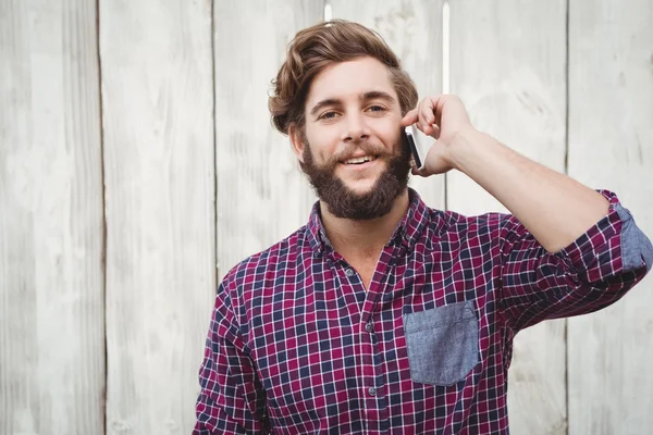 Retrato de hipster usando teléfono móvil — Foto de Stock