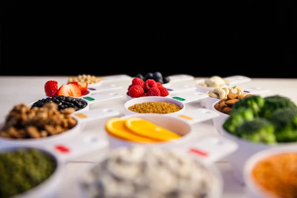 Gedeelte kopjes van gezonde ingrediënten — Stockfoto