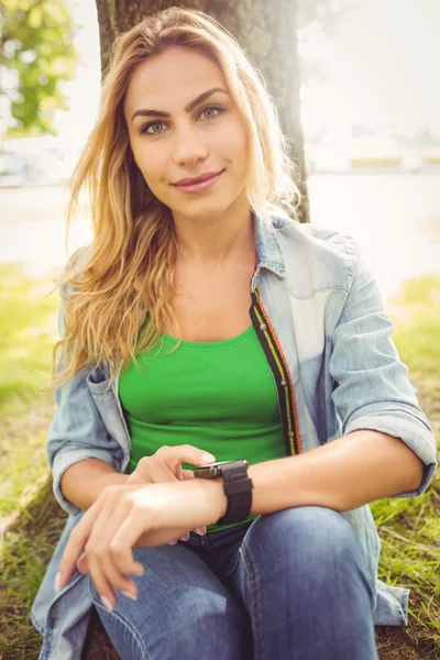 Porträtt av leende kvinna röra smart Watch-klocka — Stockfoto