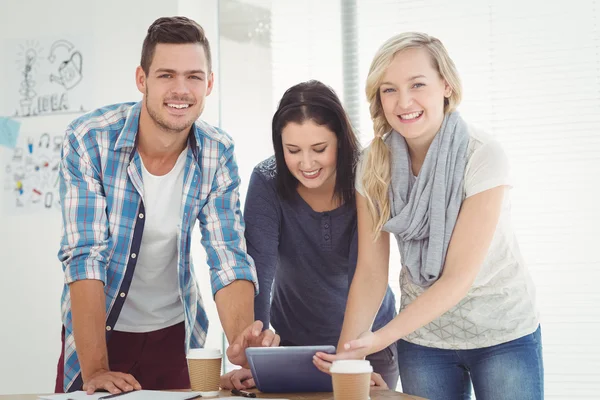 Portrait de collègues heureux travaillant sur ordinateur portable — Photo