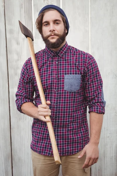Porträtt av hipster holding axe — Stockfoto